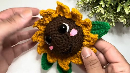 How To Crochet Sunflower Keychain 3