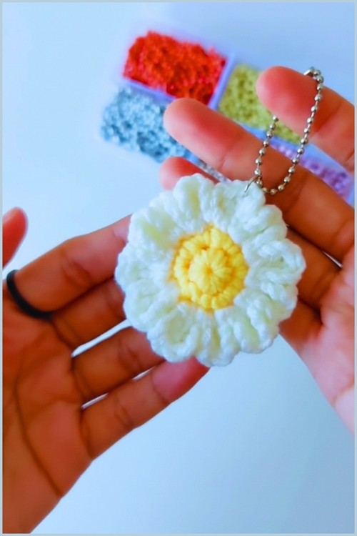 _Crochet Daisy Keychain Amigurumi 4