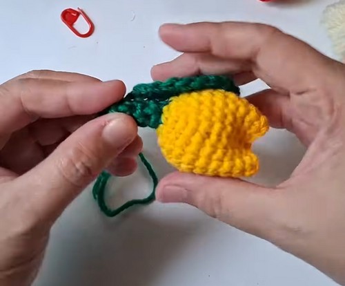 CROCHET AMIGURUMI Mini Tulip Keychain Step By Step Pattern 4